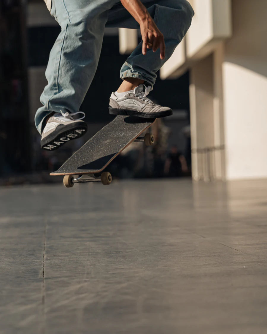 Cambridge Elite / Macba Life / Black, White
